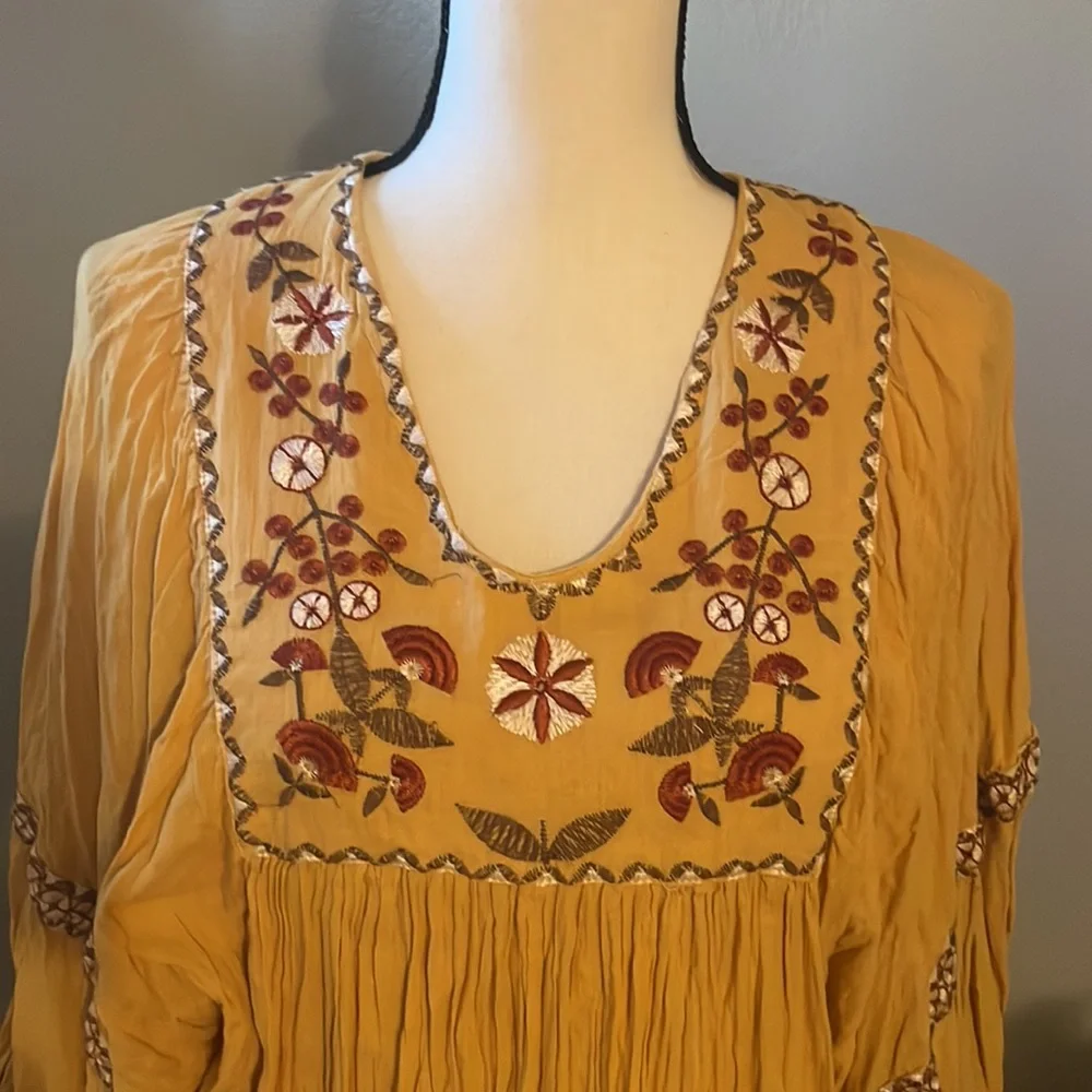 MAX STUDIO EMBROIDERY PEASANT STYLE BLOUSE. - Picture 4 of 9